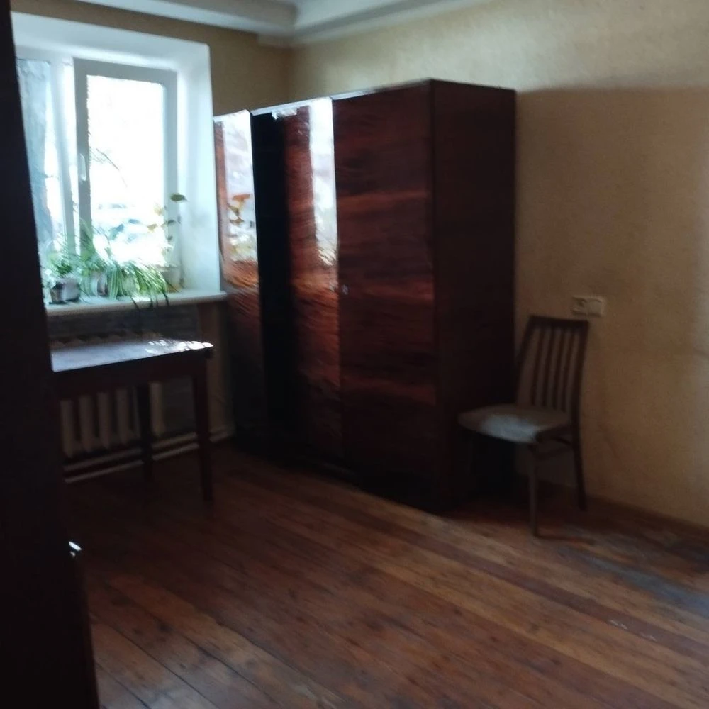 For sale: 2-room apartment with a capital garage in Шевченковский district