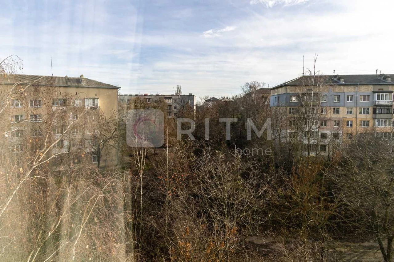 Продается 1-комнатная квартира на 6 этаже из 9.
