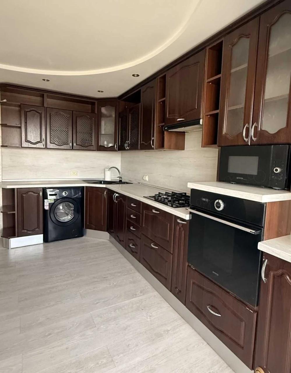 Luxury 3-bedroom apartment with panoramic view, parking space and