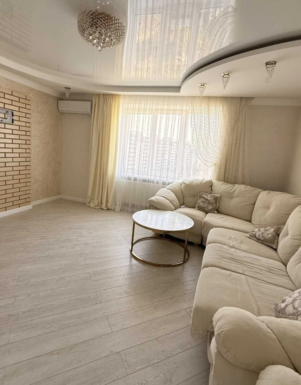 Luxury 3-bedroom apartment with panoramic view, parking space and