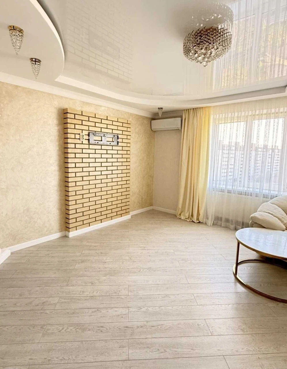 Luxury 3-bedroom apartment with panoramic view, parking space and