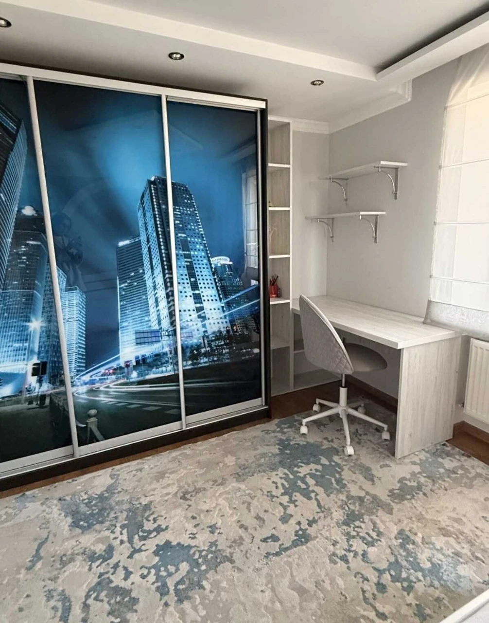 Luxury 3-bedroom apartment with panoramic view, parking space and