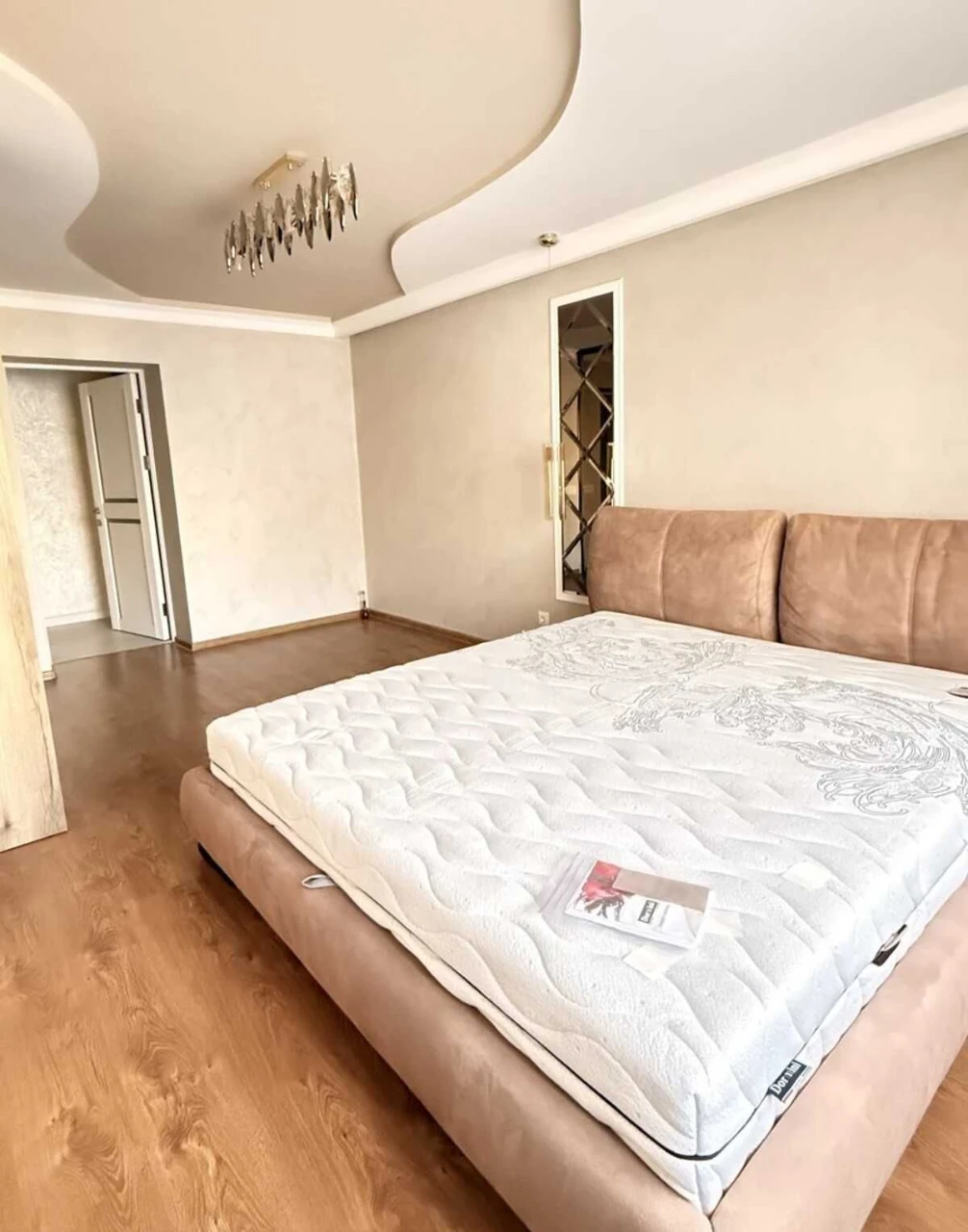 Luxury 3-bedroom apartment with panoramic view, parking space and