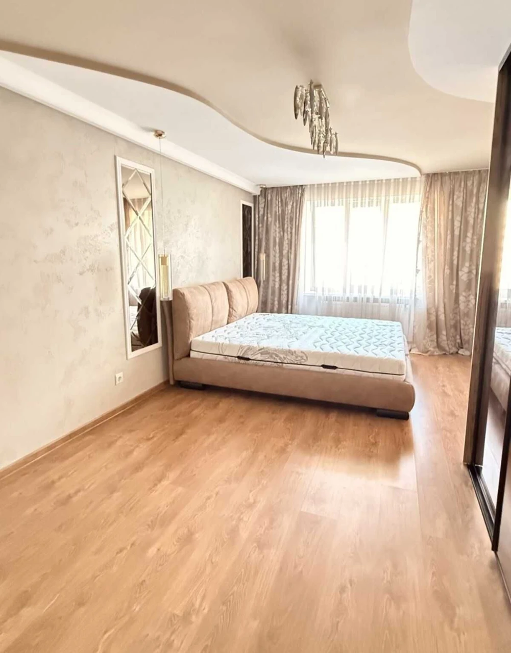 Luxury 3-bedroom apartment with panoramic view, parking space and