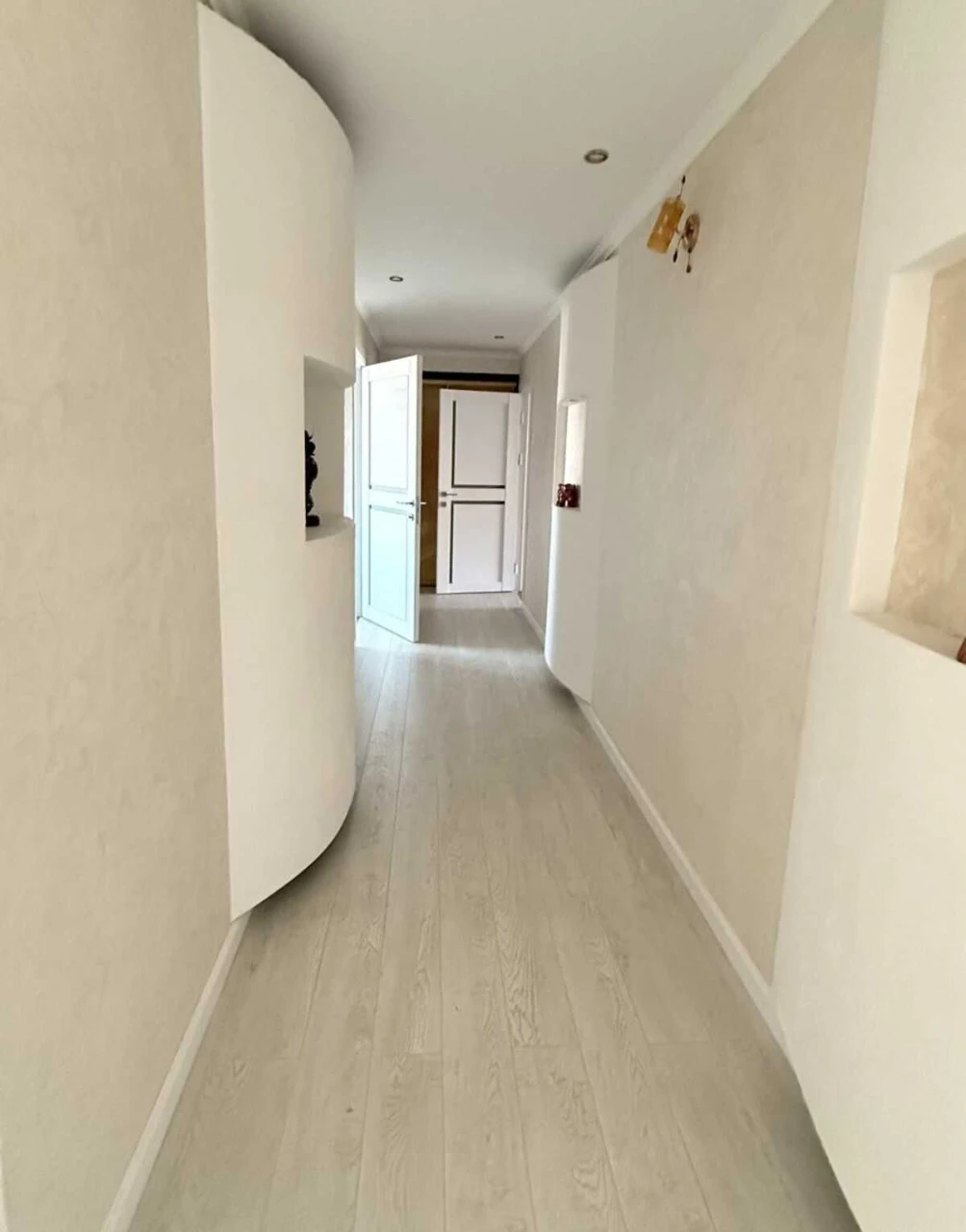 Luxury 3-bedroom apartment with panoramic view, parking space and