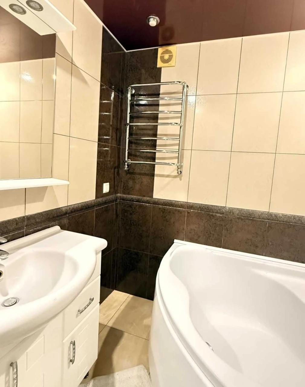 Luxury 3-bedroom apartment with panoramic view, parking space and