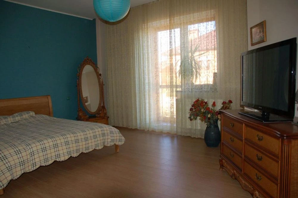 Продам хозяйский дом в Совиньоне, 10 соток земли, близость м