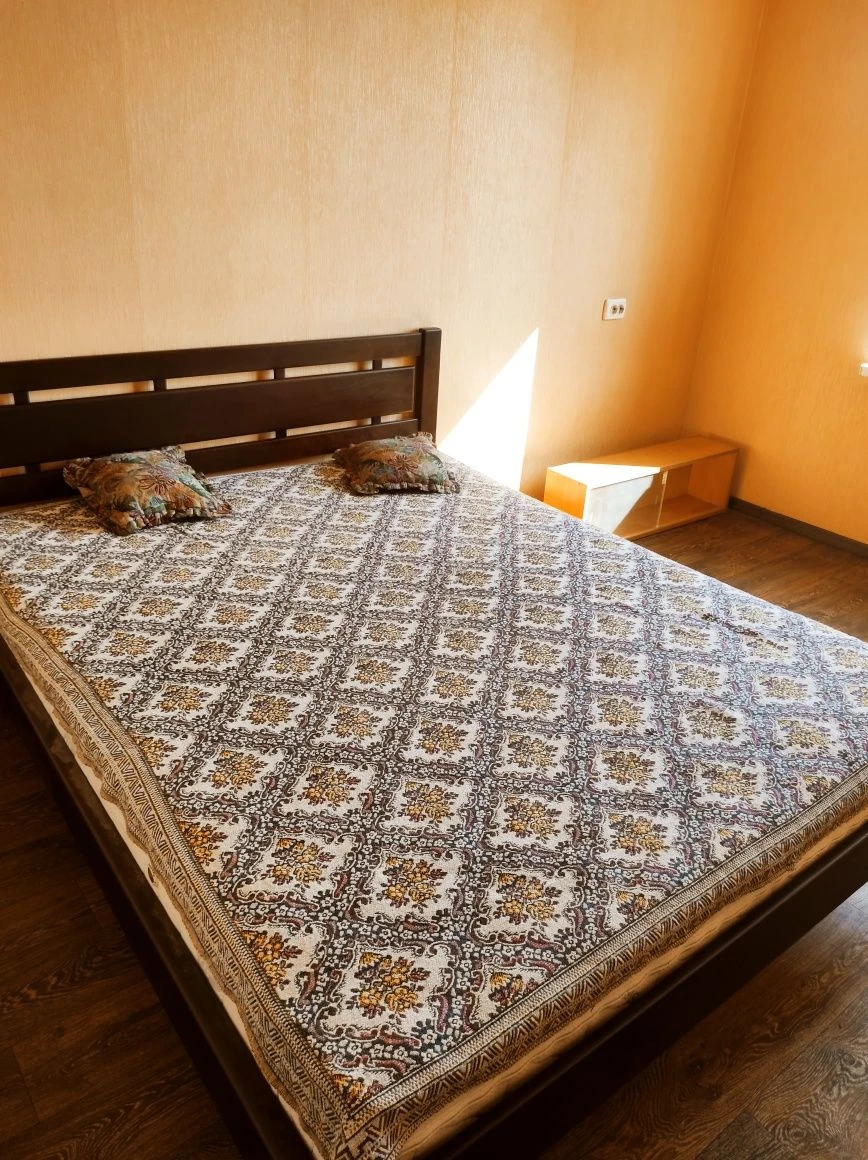 For Sale: 3-room apartment, Left Bank, with furniture