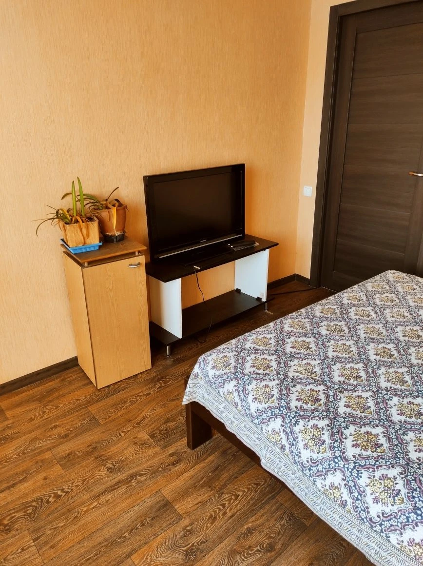 For Sale: 3-room apartment, Left Bank, with furniture