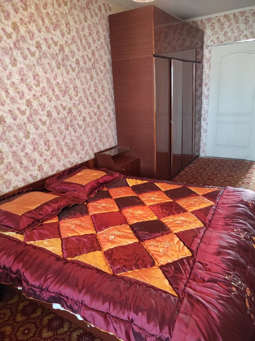 For Sale: 3-room apartment, Left Bank, with furniture