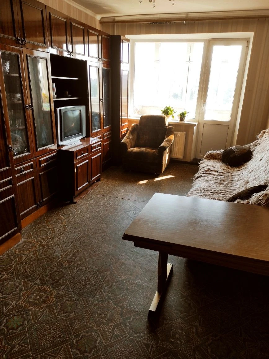 For Sale: 3-room apartment, Left Bank, with furniture