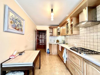 Sale of a 3-bedroom apartment in Шевченківський district (has gas)