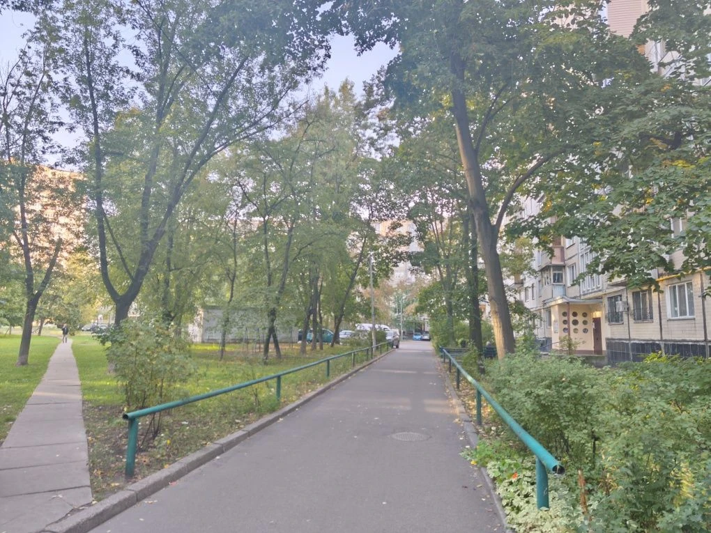 Метро Дарниця 5хв. Дарницький бульвар 4.Трикімнатна  квартир