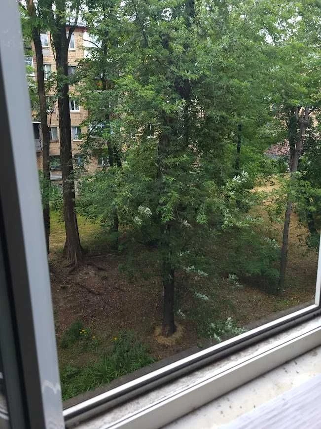 Київ продам 2 кім.квартиру вул.Ольжича 12.