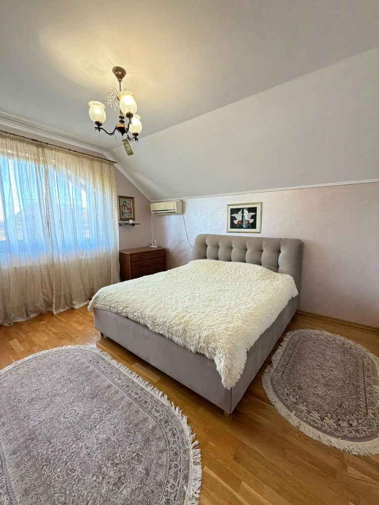 Продаж будинку з меблями та технікою