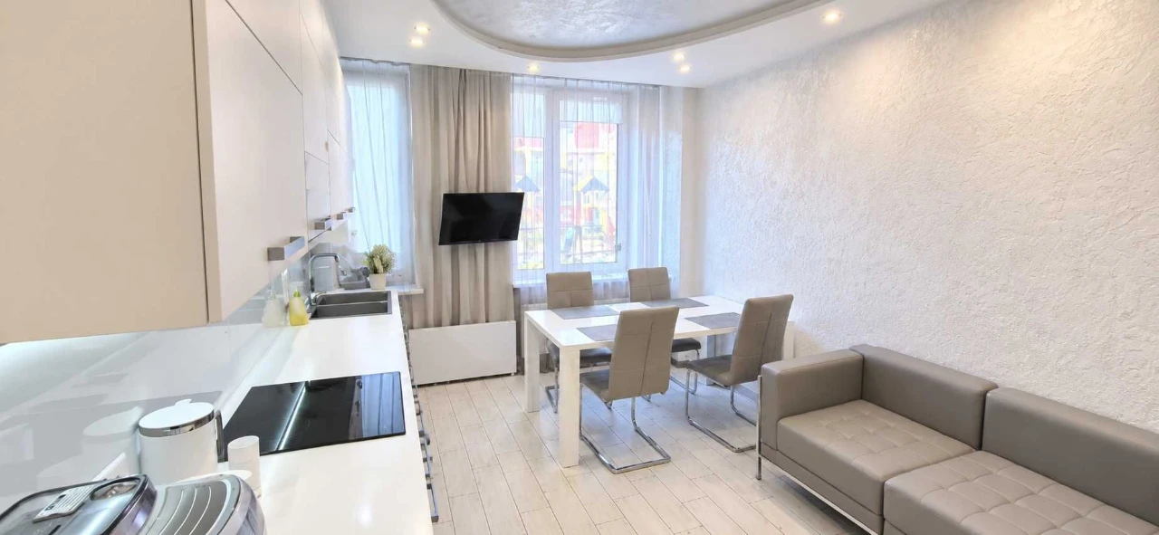 Bright 3-bedroom apartment on Regenerator Street, 4, Komfort Town residential complex