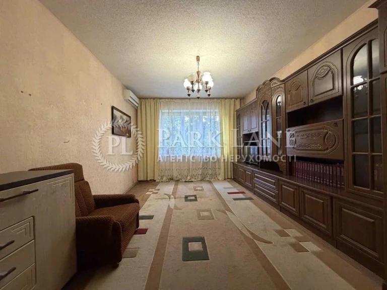 Продам 3К квартиру біля метро Героїв Дніпра — заїжджай і жив