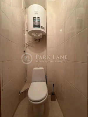 For Sale: 3-room apartment near Heroiv Dnipera metro – move in and live