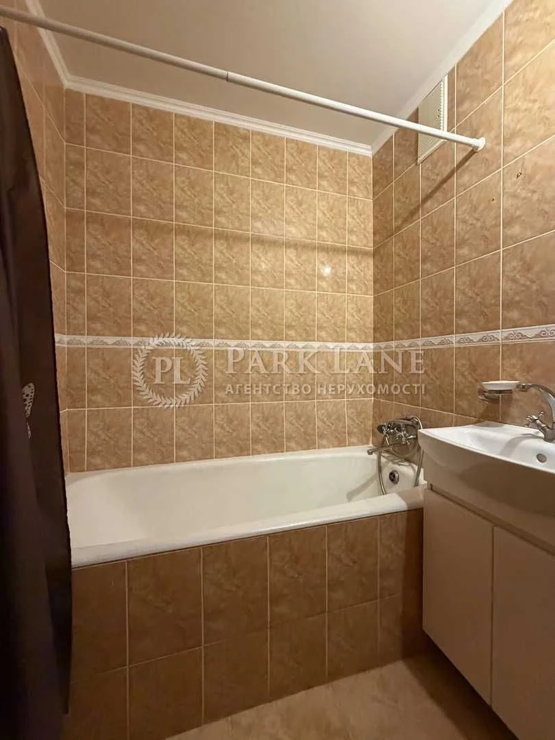 For Sale: 3-room apartment near Heroiv Dnipera metro – move in and live