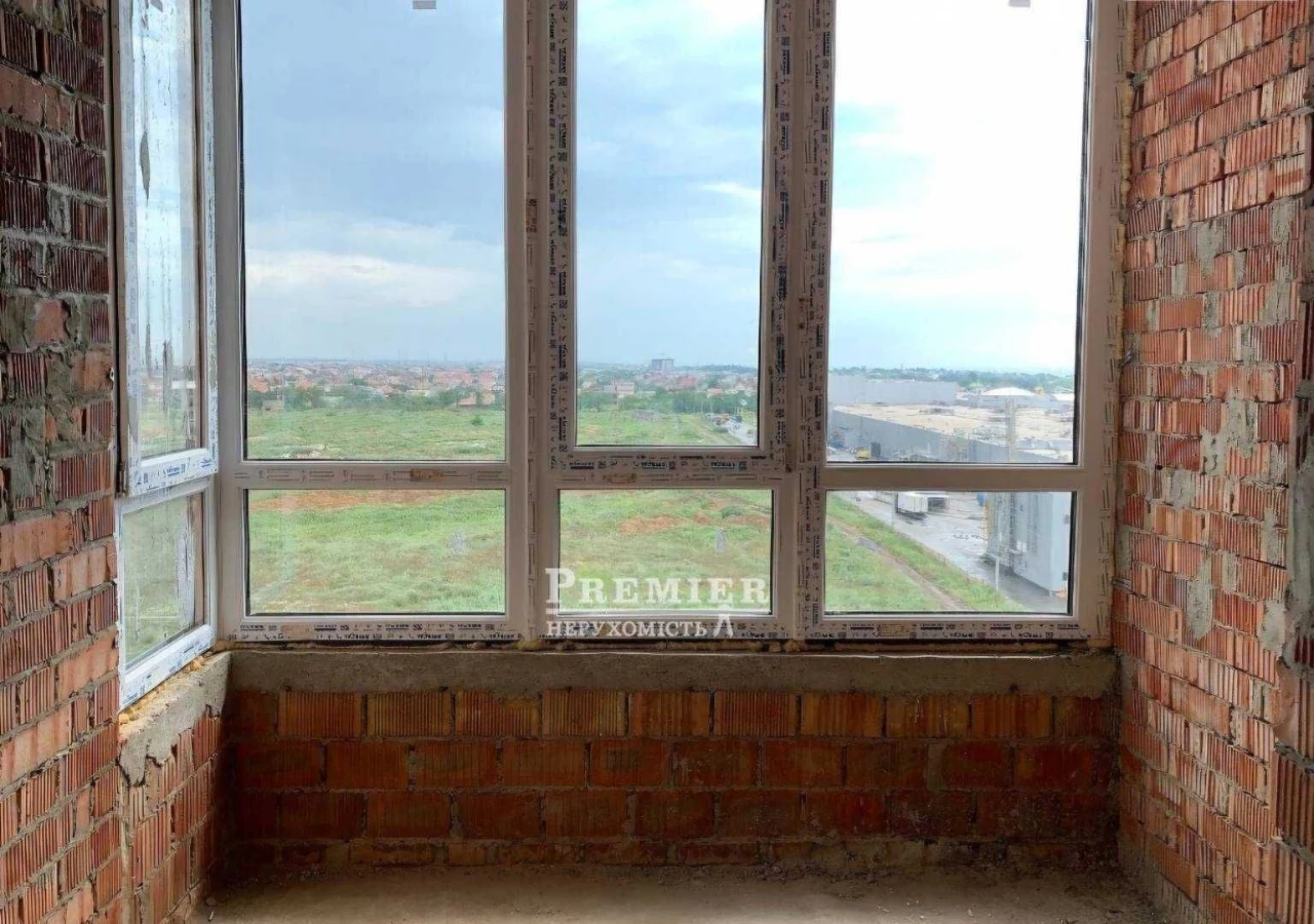 Продається 2-кімнатна квартира в новому будинку біля моря.