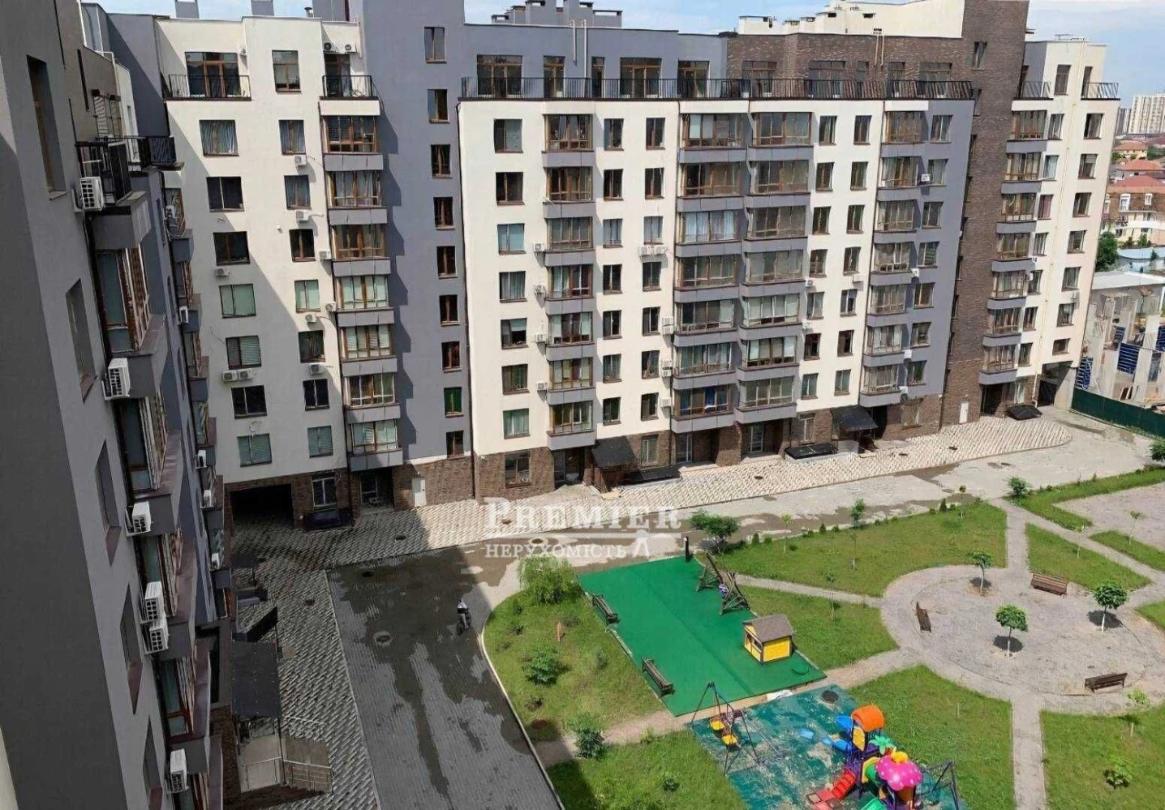 Продається 2-кімнатна квартира в новому будинку біля моря.