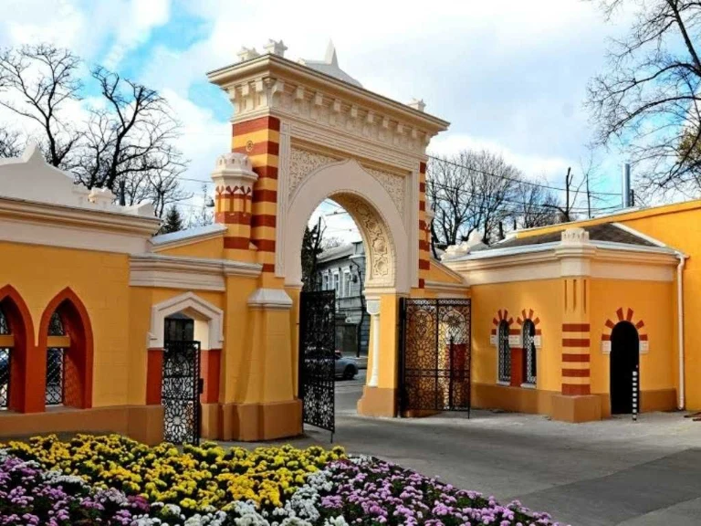 Французский бул.: 2 комнаты с балконом в коммунальной кварти