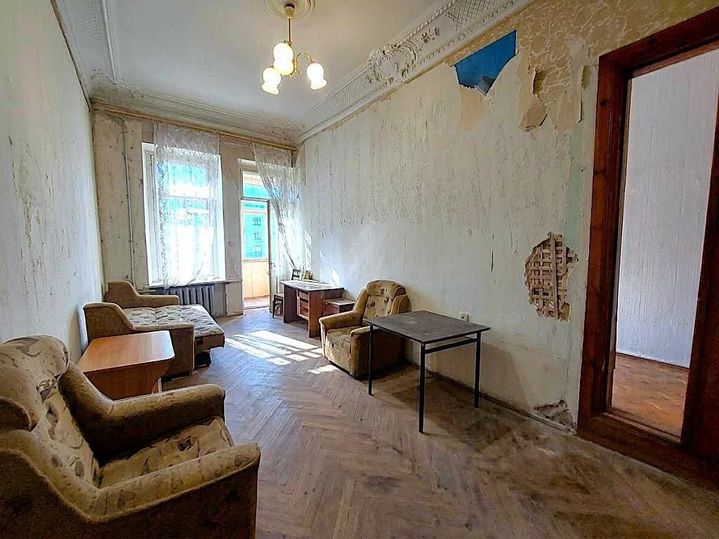 Французский бул.: 2 комнаты с балконом в коммунальной кварти