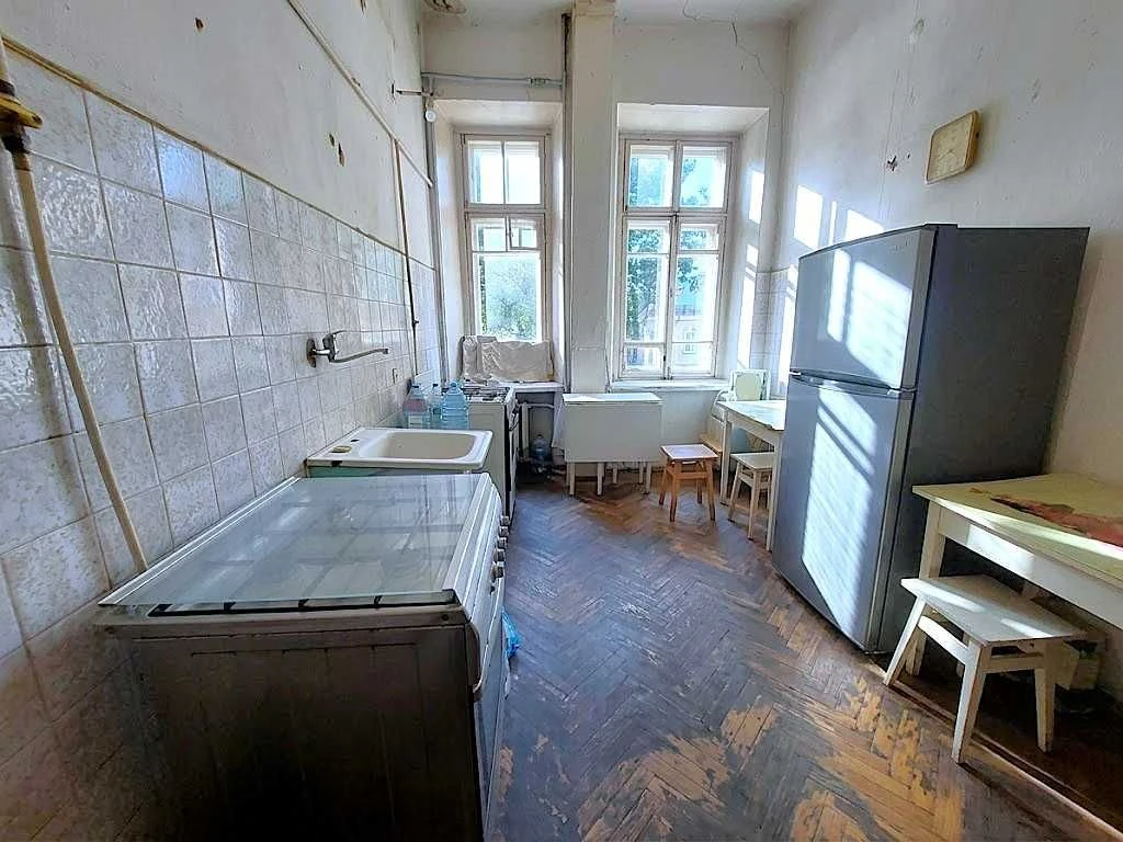 Французский бул.: 2 комнаты с балконом в коммунальной кварти