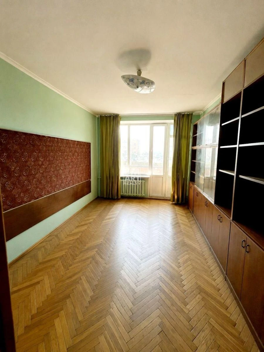 Без комиссии! Продается 3-комнатная квартира рядом с метро "Палата Украина", в