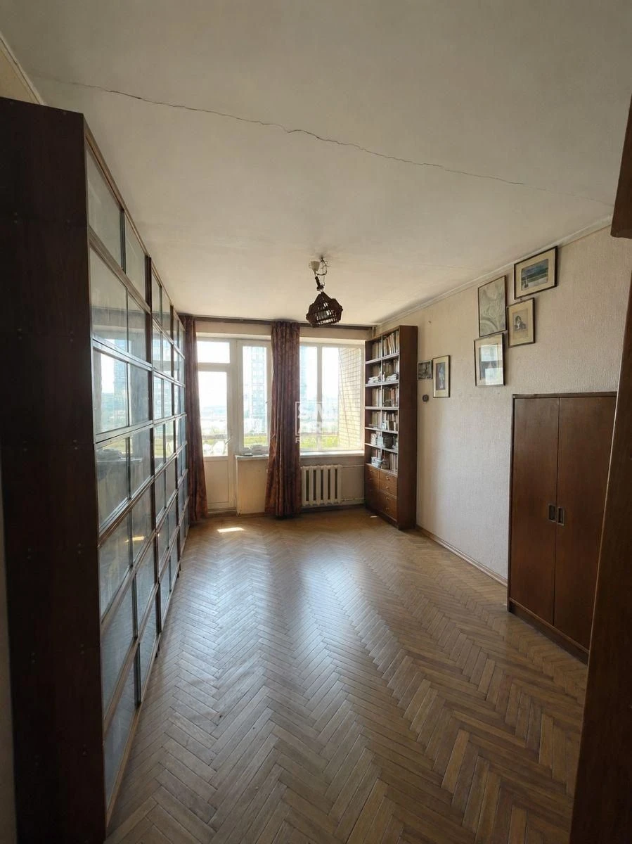Без комиссии! Продается 3-комнатная квартира рядом с метро "Палата Украина", в