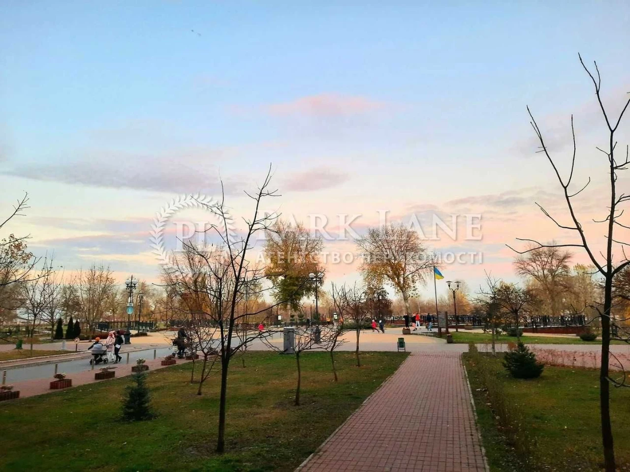 3K apartment with a view of the "Natalka" park - Obolonska embankment