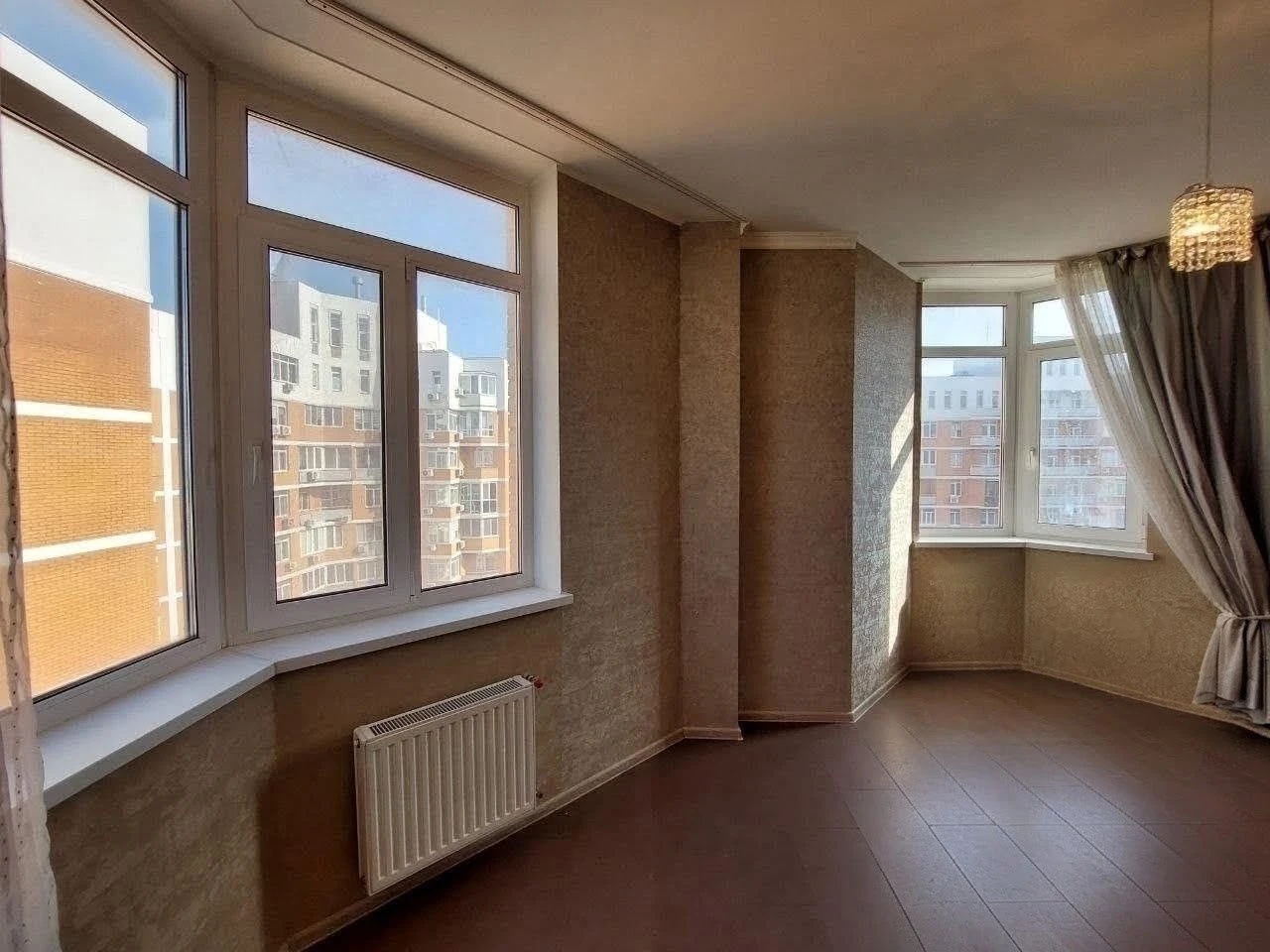3х комн. квартира 85 м.кв. в ЖК Романовский,  890 у.е. за  м