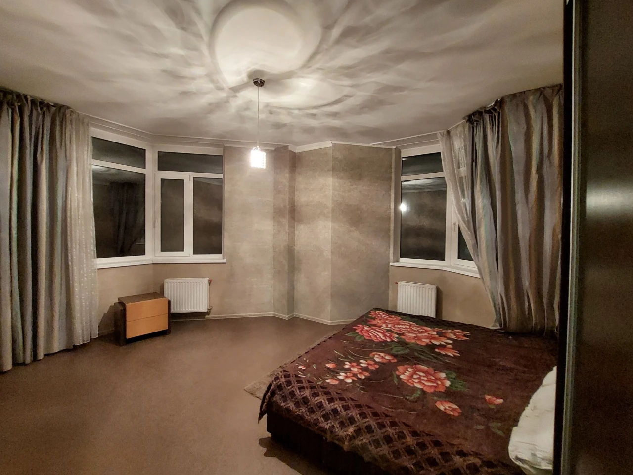 3х комн. квартира 85 м.кв. в ЖК Романовский,  890 у.е. за  м