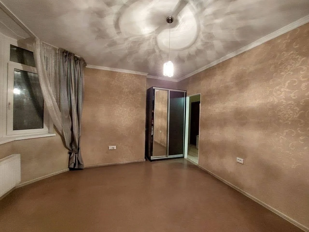 3х комн. квартира 85 м.кв. в ЖК Романовский,  890 у.е. за  м