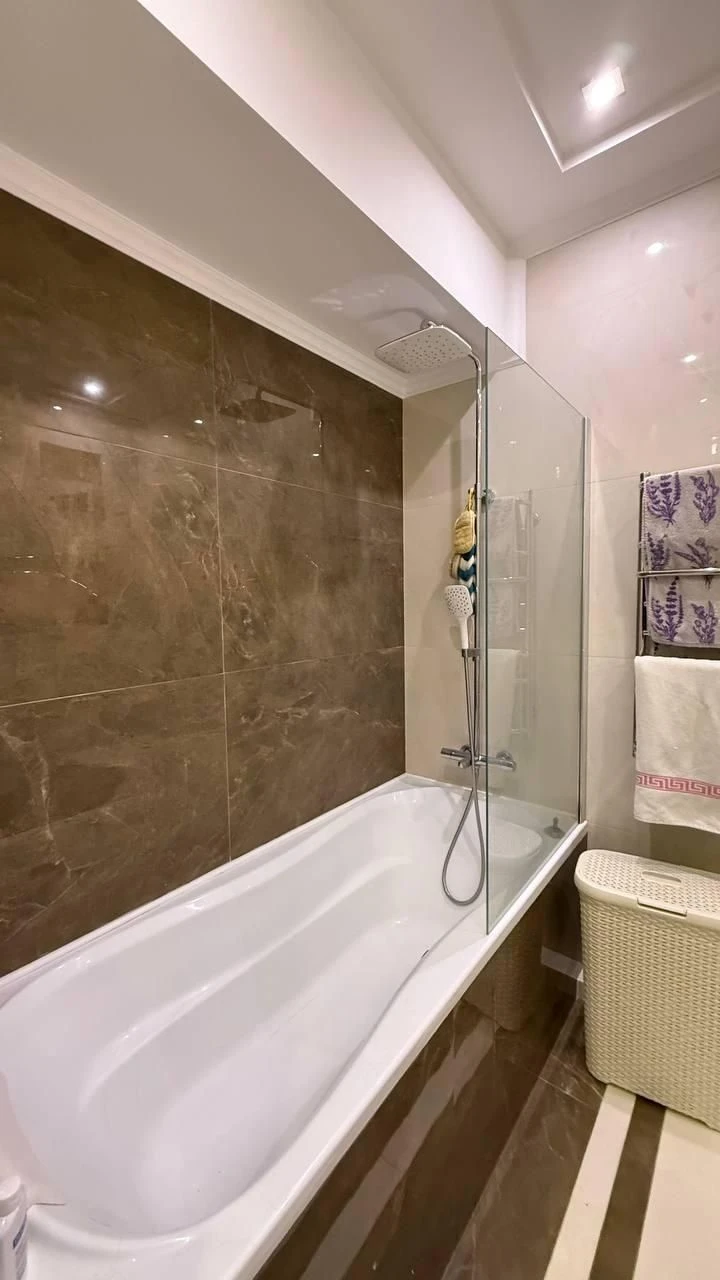 Продам 2 кім. в ЖК Апельсин з капремонтом!(361-185 )