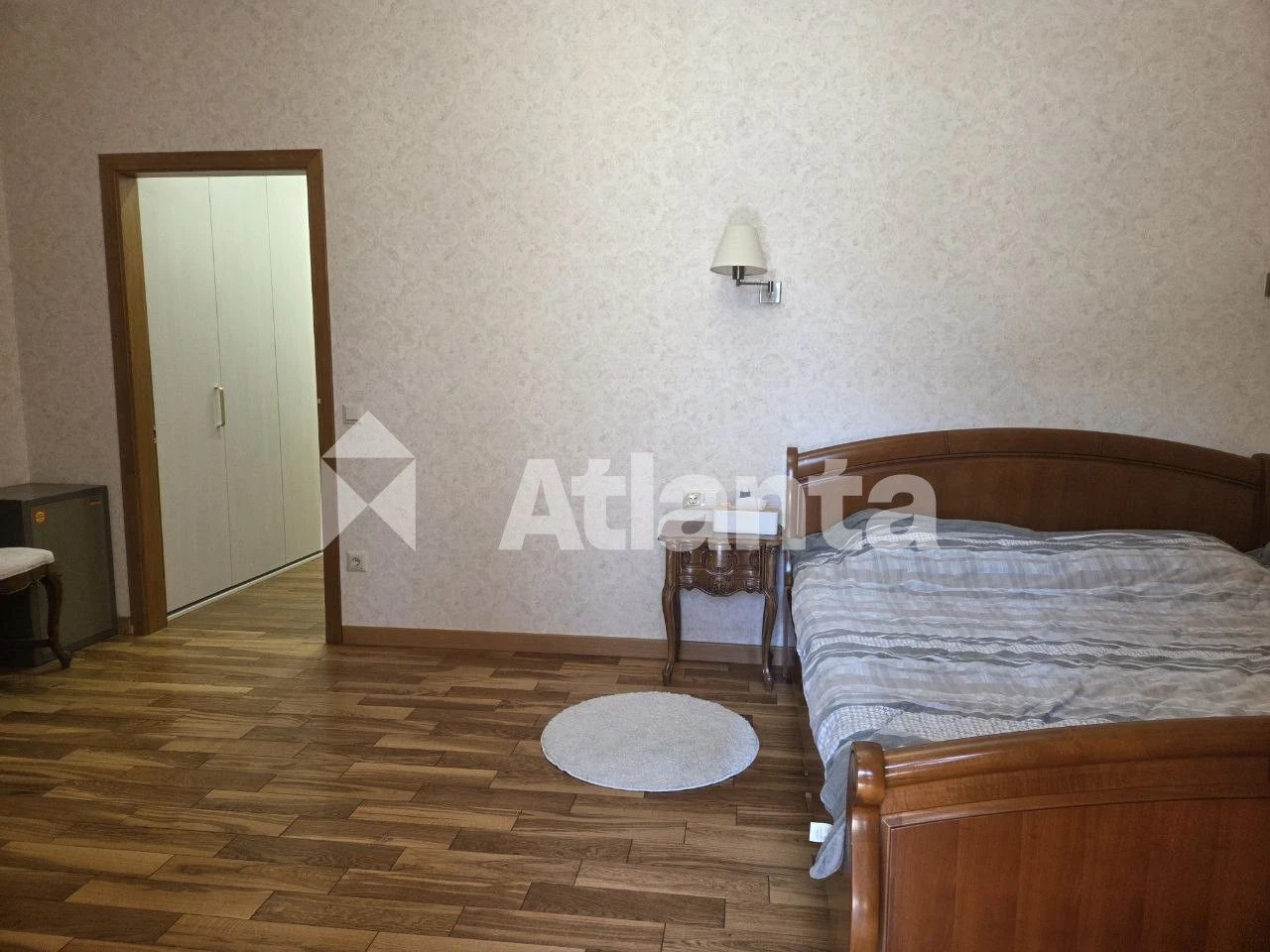 Простора 2-кімнатна квартира в малоповерховому будинку пр. Д