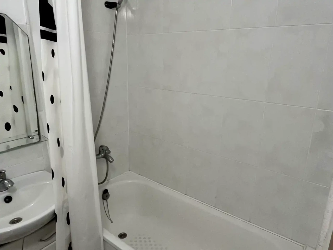 Rent 1-bedroom apartment 27 m² on 5th floor of a 9-story building.