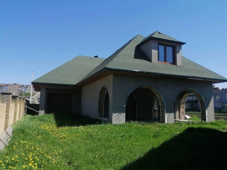 Чудовий будинок для великою родини. Підключені всі комунікац
