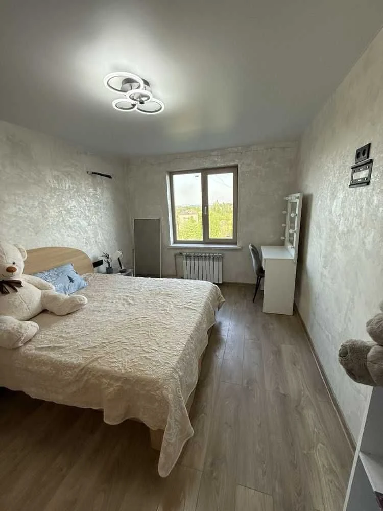 Продається трикімнатна квартира 64 м² на просп. Слобожанському,