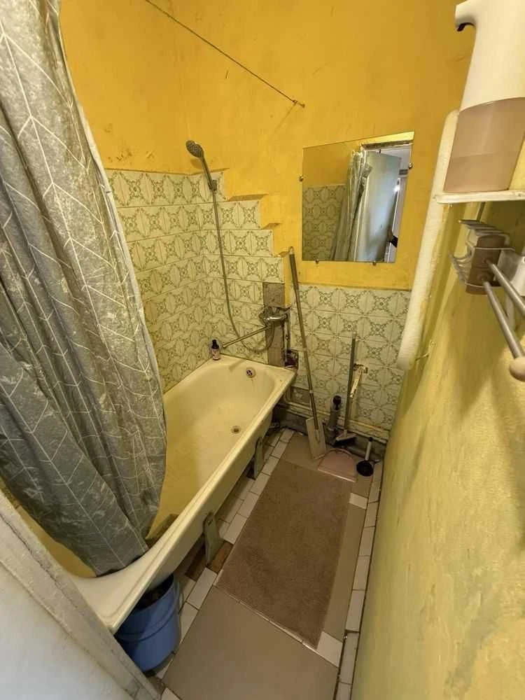Продається трикімнатна квартира 64 м² на просп. Слобожанському,