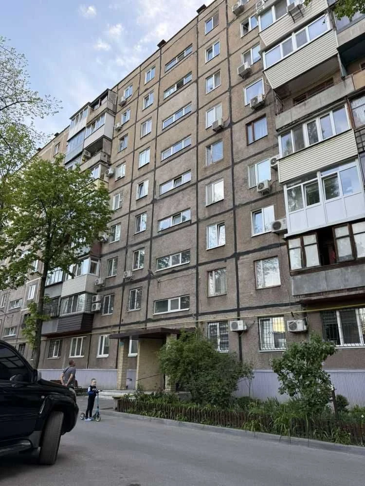 Продається трикімнатна квартира 64 м² на просп. Слобожанському,