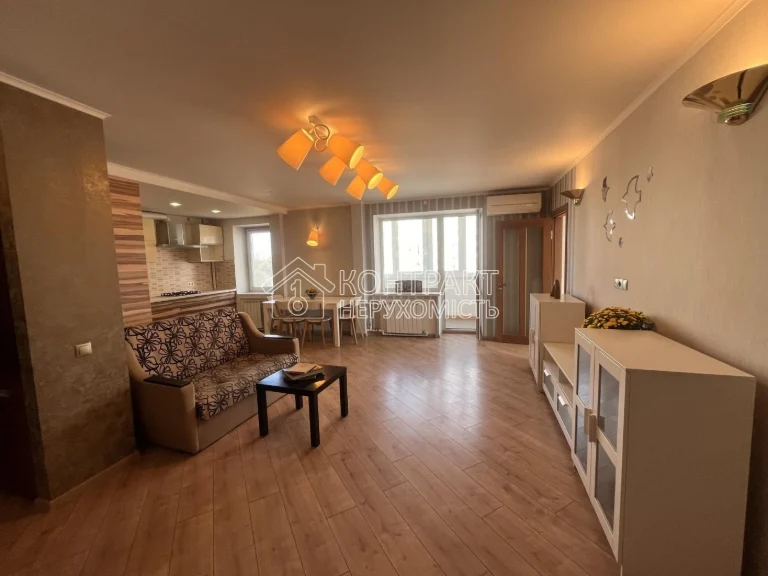 For Sale 4-room apartment 80 sq m, Tarasenka street / Metalist, 3 minutes to the metro.