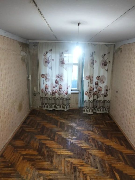 I am selling a 2-room apartment. 8/9 Heroev St. 93 Brigade