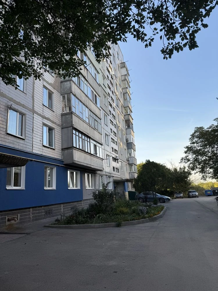 Продається 2-кімнатна квартира на вул. Державності (Г. Жадова)