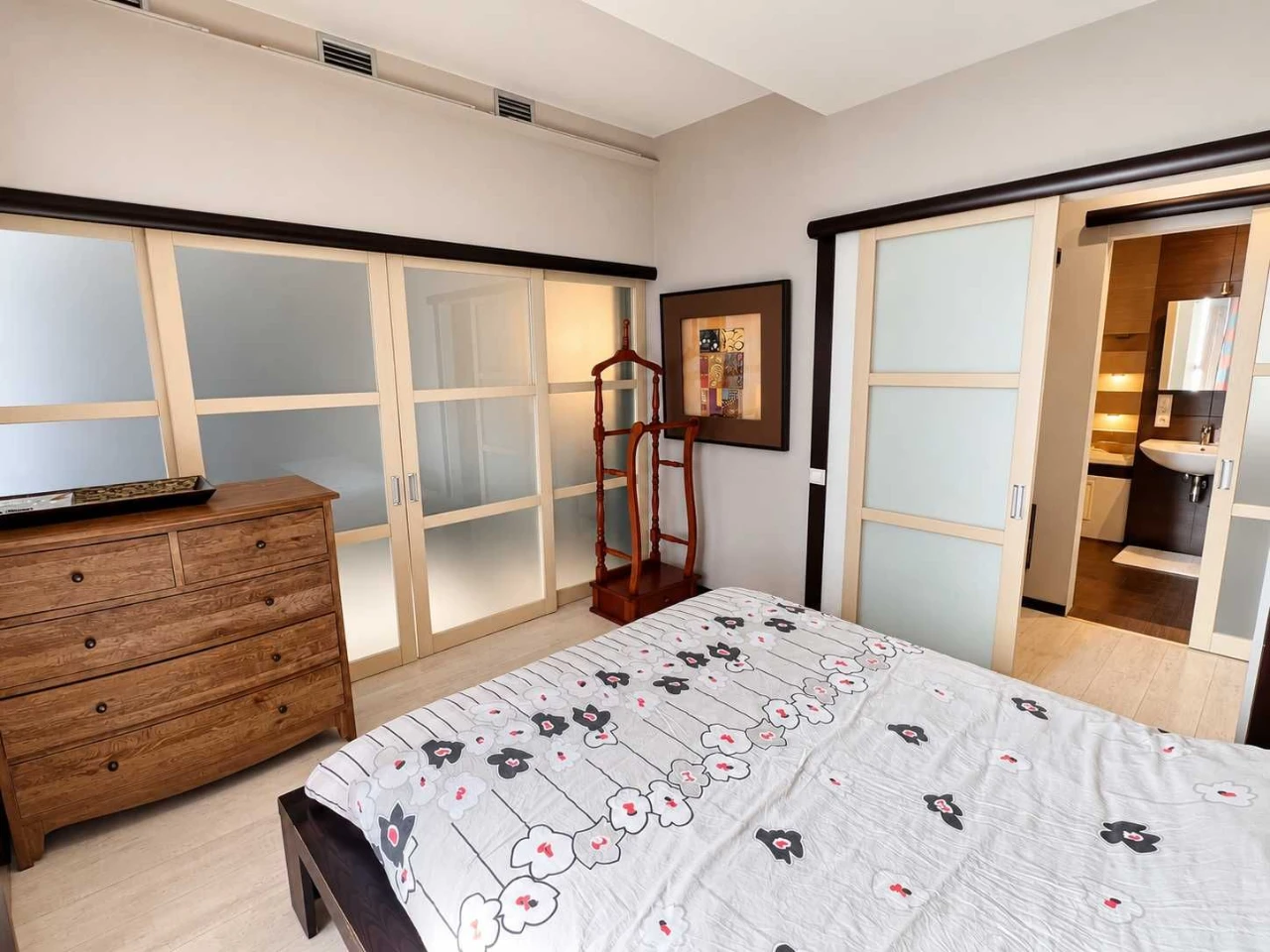 Stylish two-bedroom apartment in the Diplomat Hall residential complex, Zhilanska Street,