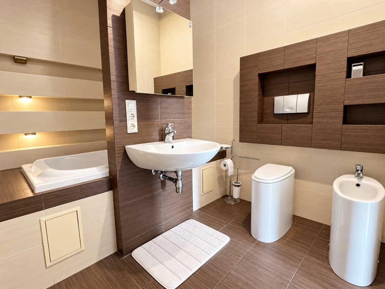 Stylish two-bedroom apartment in the Diplomat Hall residential complex, Zhilanska Street,