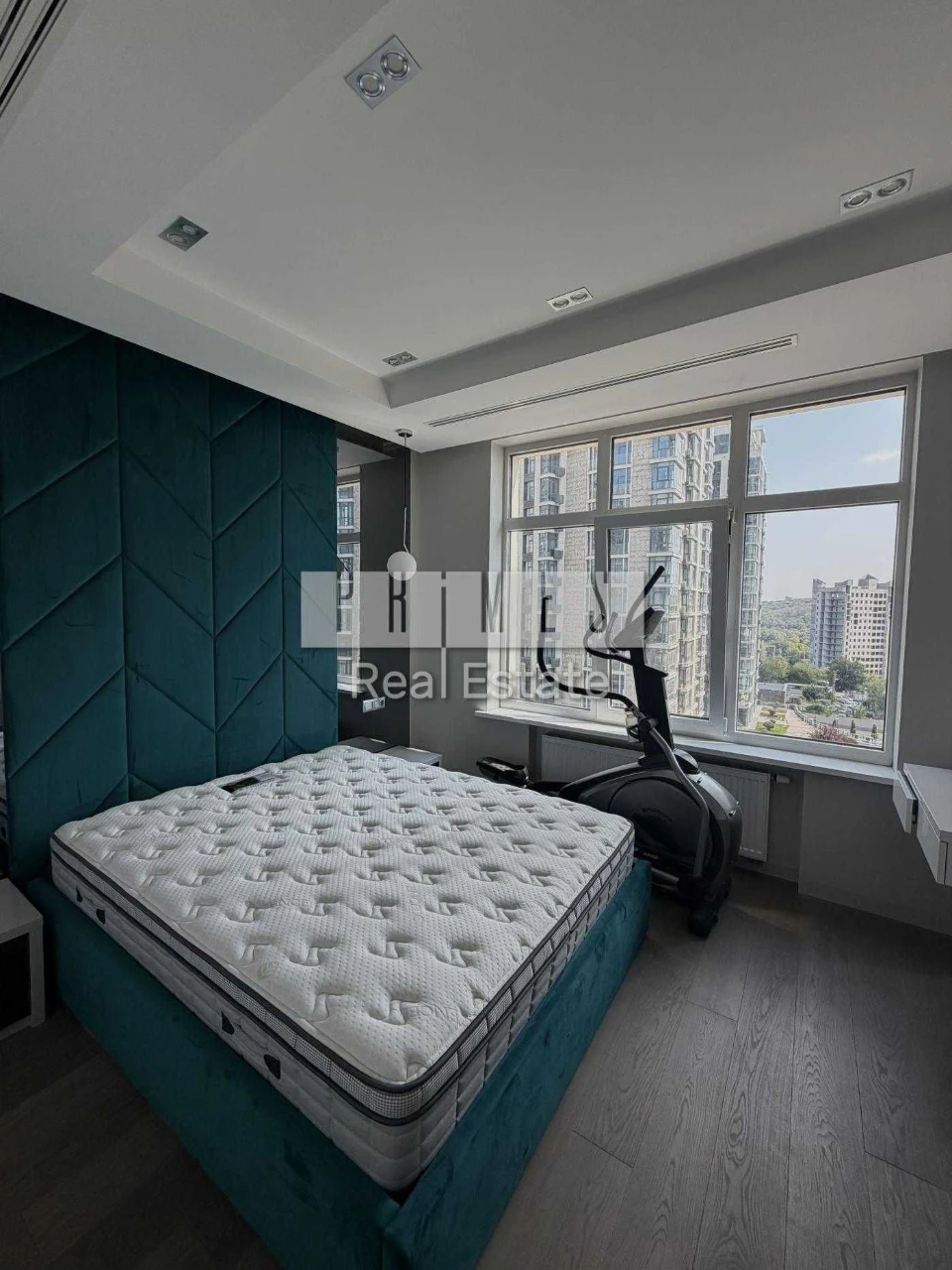 Sale of a 3-room apartment, Novopecherski Lipki residential complex, low floor, Zv