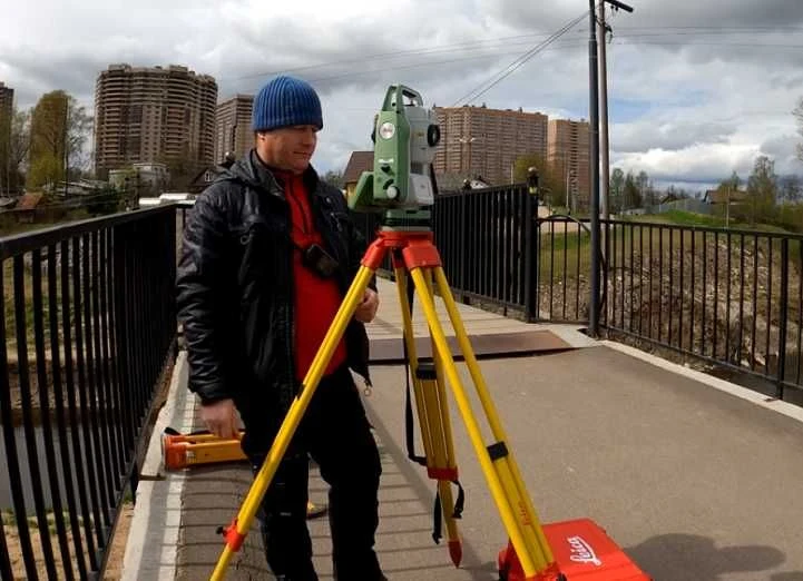 Геодезист.  Кадастрова зйомка земельних ділянок.