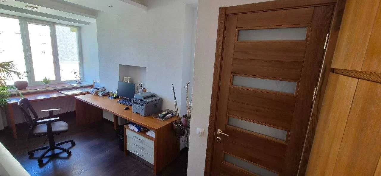Продаж 6-кімнатного будинку 243 м2 з гаражем у Сухому Фонтані