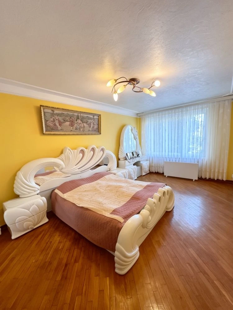 Duplex with city amenities (Goostomel Street (K)